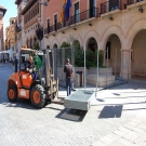 Operarios de la brigada municipal retiran las vallas que han protegido durante la Vaquilla espacios verdes.                                                                                                                                                    