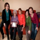 Imagen de Cristina L�pez Hern�ndez junto a la placa por su 100 cumplea�os                                                                                                                                                                                      