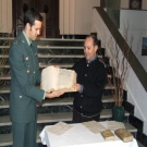 El capit�n de la Guardia Civil entrega el libro al rector del Seminario.                                                                                                                                                                                       