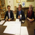El concejal del PAR, Javier Betorz, con el alcalde Antonio Cosculluela, y la concejal de Servicios, Elena Ab�n.                                                                                                                                                