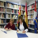 La consejera Dolores Serrat y la alcaldesa Nuria Loris han rubricado este jueves el convenio en la biblioteca municipal de La Puebla de Alfind�n.                                                                                                              
