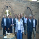 La presidenra en su visita a Bodegas Pirineos.                                                                                                                                                                                                                 