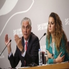 El consejero de Pol�tica Territorial e Interior, Antonio Su�rez, y la directora general de Administraci�n Local, Paula Bardav�o                                                                                                                                