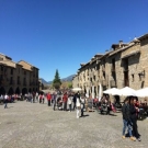 Imagen de turistas en la plaza Mayor de A�nsa                                                                                                                                                                                                                  